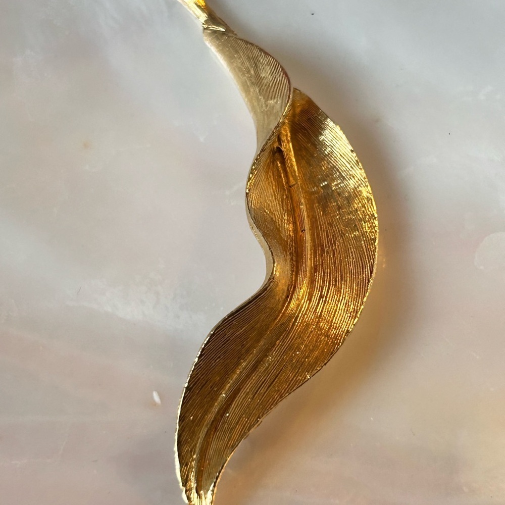 Vintage Boucher leaf brooch, 60s, brushed gold texture MCM Elegant - Picture 2 of 6